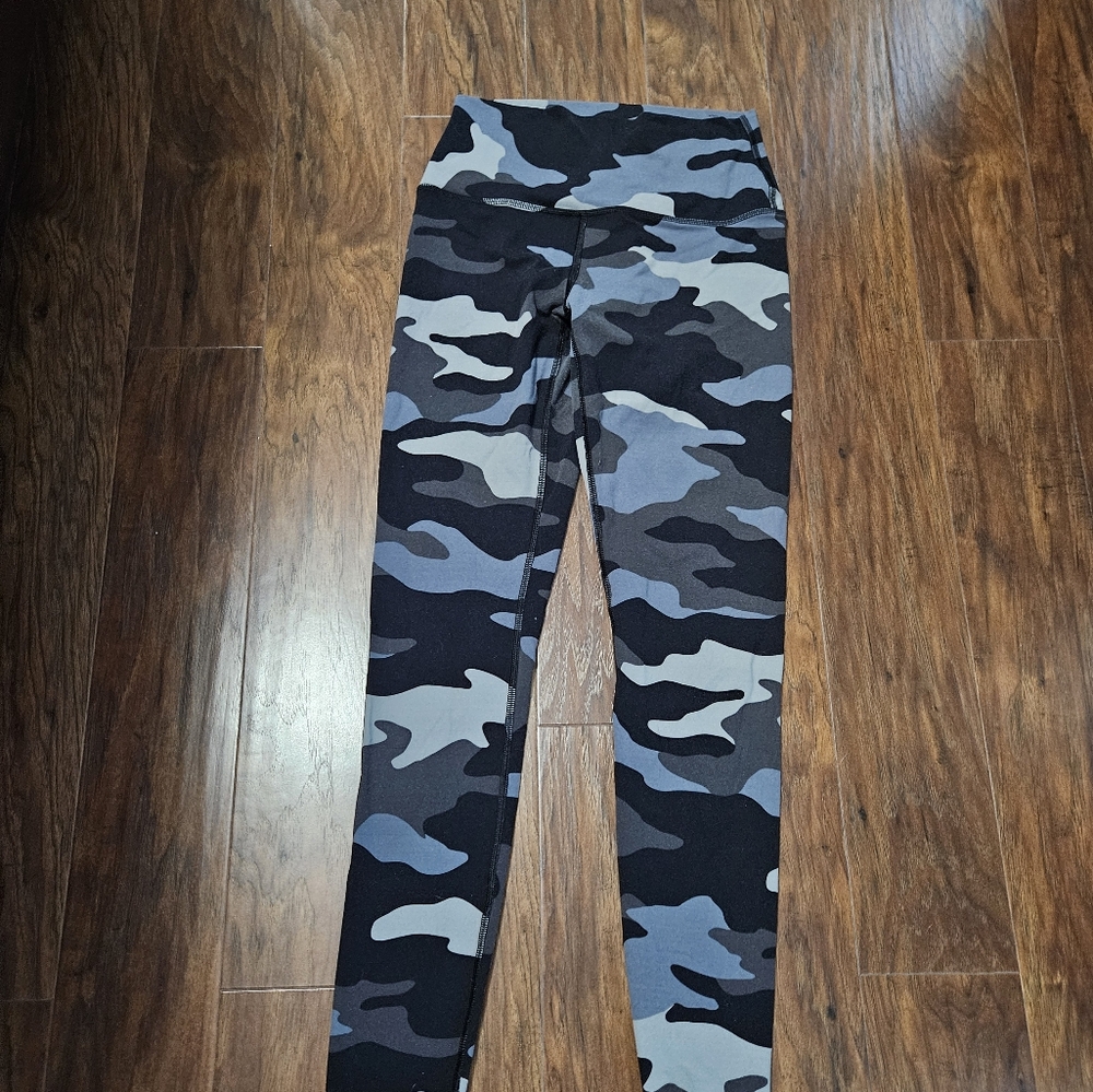 PINK Ultimate Leggings Black Gray Camo Small
